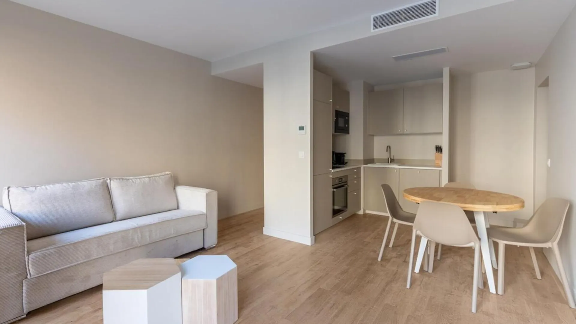 Modern Open-air Near Montmartre Apartment *