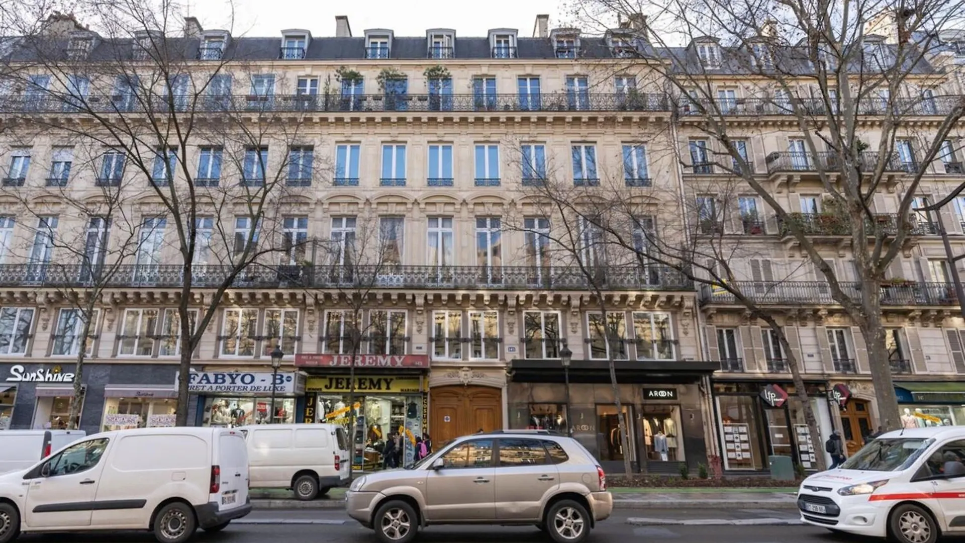 Modern Open-air Near Montmartre *